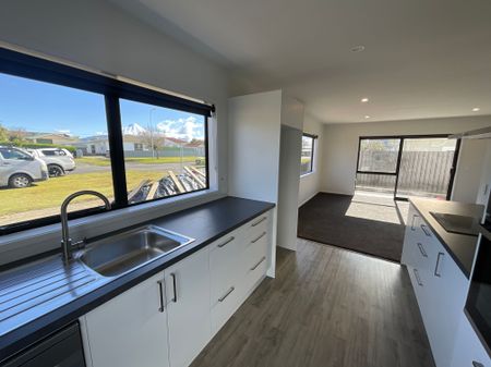 TWO BEDROOM HOME IN STRATFORD - Photo 4