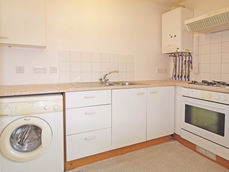 1 bedroom Upper Floor Flat flat to rent - Photo 4