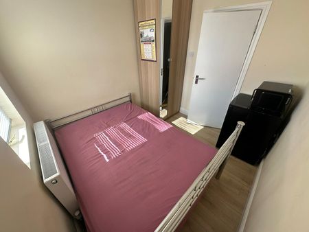 Room in a Shared House, Leamington Gardens, IG3 - Photo 2