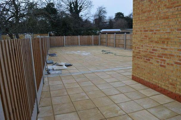 Ascot Close Ilford Essex, IG6 - Photo 1