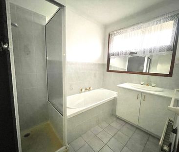 Spacious Three Bedroom House - Photo 4