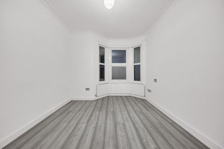 3 Bed Terraced House, Francis Avenue, IG1 - Photo 2