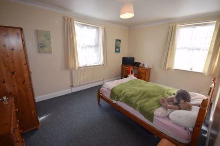 To Rent Queens Road, Town Centre, Bournemouth, BH2 £1,370 pcm Tenancy Info - Photo 2