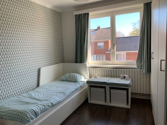 Mooie bel-etagewoning in rustige buurt met 3 slpks., tuin en ruime garage - Photo 1