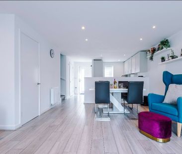 3 Bed Terraced House, Ribot Walk, M6 - Photo 2