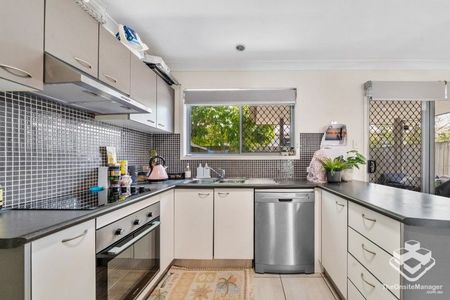 WALKING DISTANCE TO GARDEN CITY, LUXURY TOWNHOUSE FOR RENT, AIRCON AVAILABLE - Photo 3