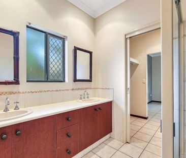 STUNNING FAMILY HOME WITH LARGE POOL - DURACK - Photo 3