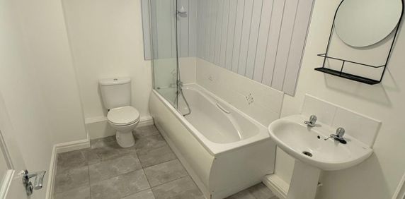 Refurbished 3 Bed Flat Share Room 1 - Photo 2