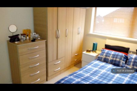 3 bedroom semi-detached house to rent - Photo 5