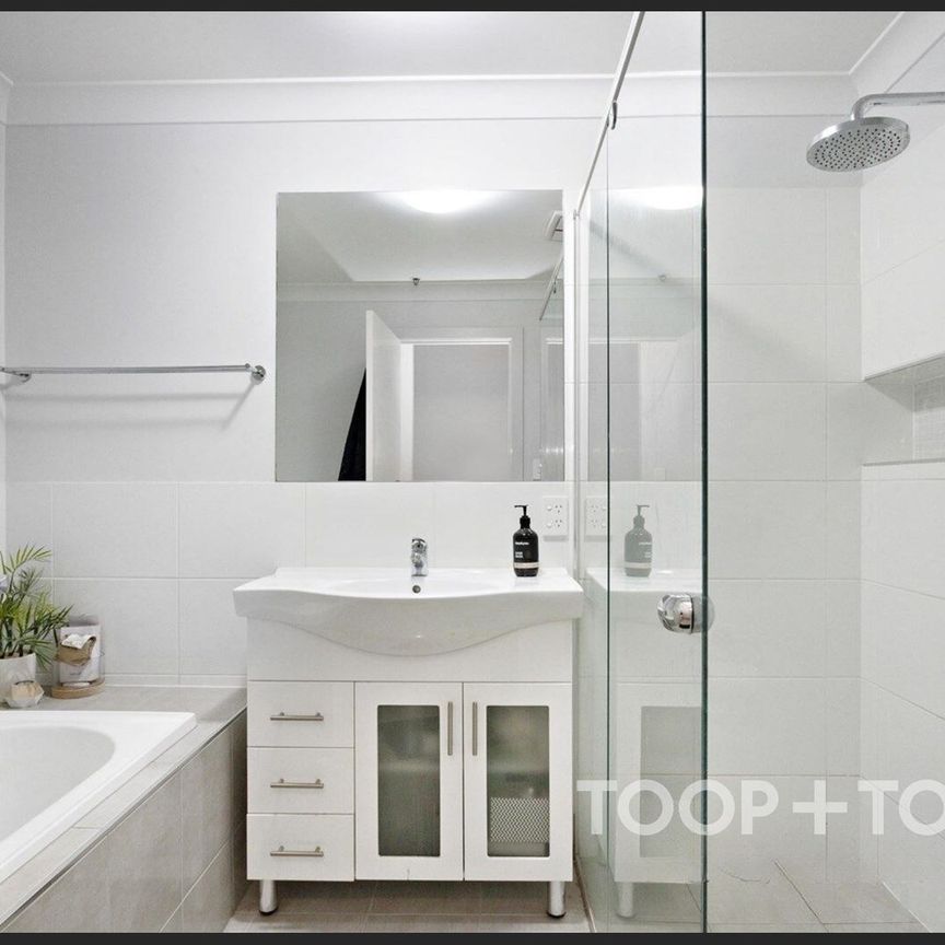 Charming & Modern Apartment in the Heart of St Clair - Photo 1