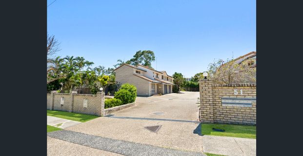 BIG COURTYARD ENERGY IN A BOUTIQUE COMPLEX - Photo 1