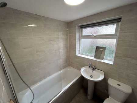 4 bedroom semi-detached house to rent - Photo 5