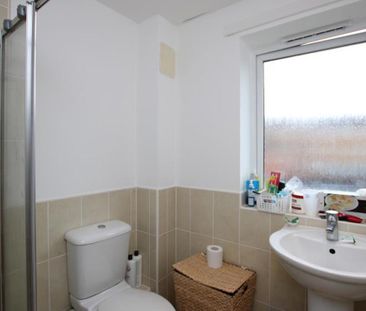 Welcome to this charming 4-bedroom townhouse nestled on Wood St in ... - Photo 4