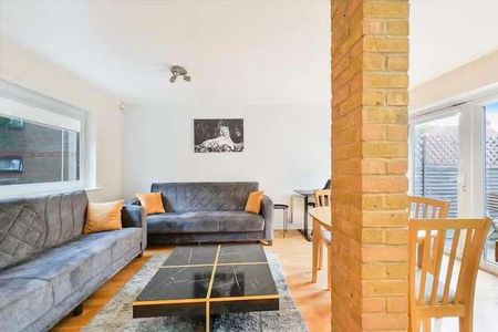 St. Michaels Close, London, E16 - Photo 3