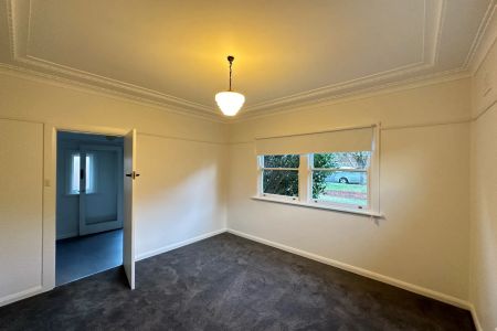 Beautiful 3-Bedroom Family Residence - Photo 3