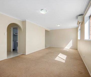 “Bright & Spacious Two-Bedroom Townhouse in Prime Location” - Photo 2