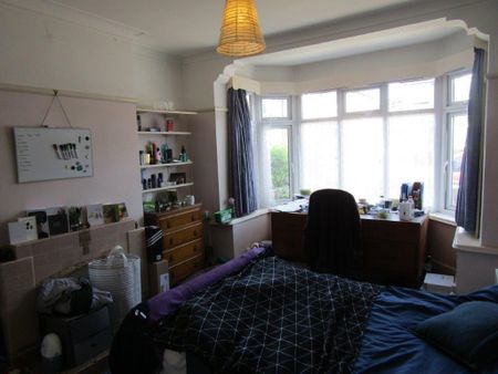 4 bedroom semi-detached house to rent - Photo 5