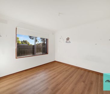 Spacious Family Home: a short stroll to Shopping Center. - Photo 4