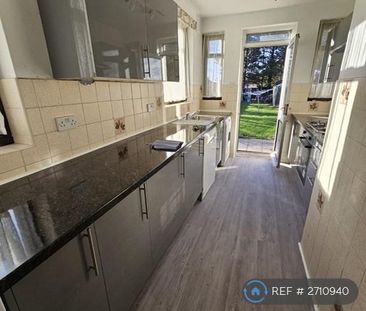 4 bedroom semi-detached house to rent - Photo 4