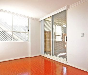 Spacious Modern Apartment 2 Beds + Study | As 3 beds - Photo 2
