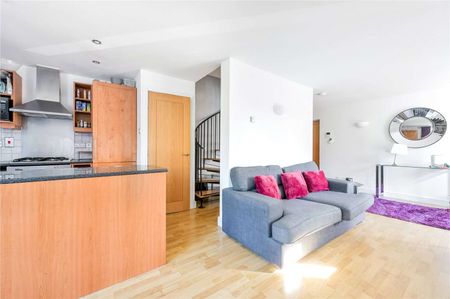 Arranged on the 1st floor of a modern ported development is this 2 double bedroom duplex apartment with 2 bathrooms. - Photo 3