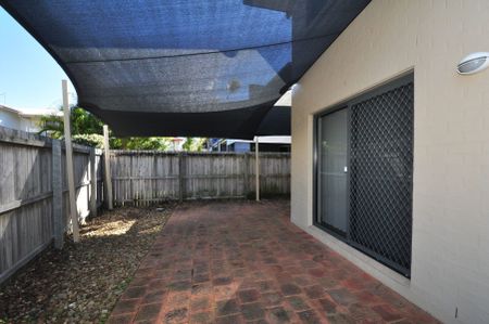 Spacious 3 Bedroom Townhouse with private courtyard - Photo 3