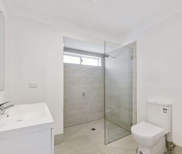 Fully renovated, four bedroom house with gas cooking and dishwasher! - Photo 5