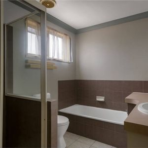 Spacious & Stylish Townhouse Living in Kearneys Spring! - Photo 3