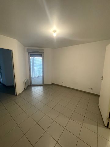 Location Appartement 2 pièces 47m² MARSEILLE 3ème - Photo 2