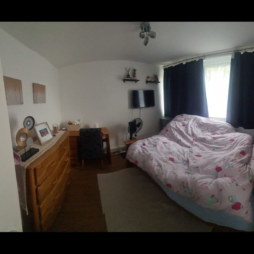 5 Bed Terraced House, The Hamlet, SE5 - Photo 1