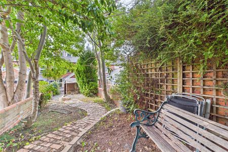 3 bedroom House in Elgar Road, Reading - Photo 5