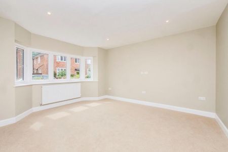 4 bedroom semi-detached house to rent - Photo 3