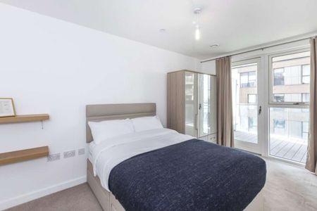 Savills offer this modern two double bedroom apartment located in North Greenwich. This property offers two bathrooms, open plan kitchen/ lounge which is extremely spacious balcony. - Photo 2