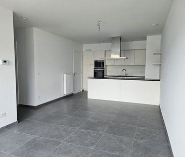 Gelijkvloers appartement met 1 slaapkamer, terras en parking - Photo 3
