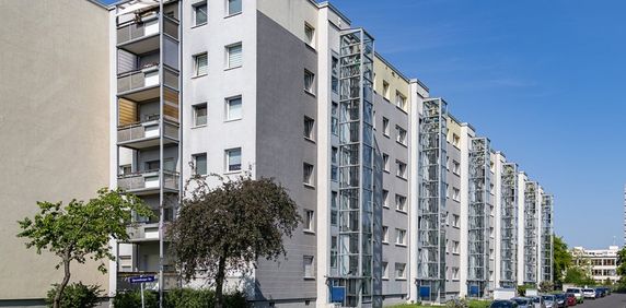 Familien willkommen: sanierte 3-Zimmerwohnung mit Balkon und Aufzug! - Foto 2