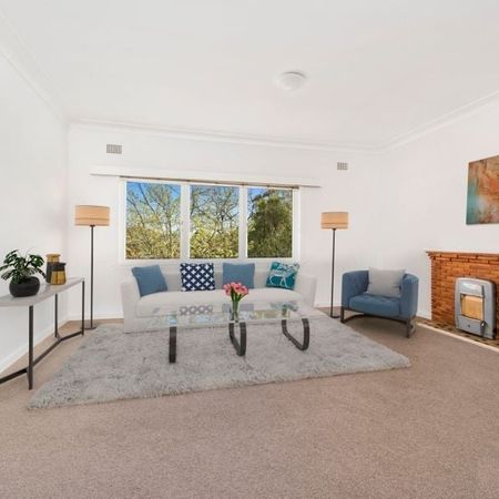 Bright & Spacious Two-Bedroom Apartment in Prime Location - Photo 3