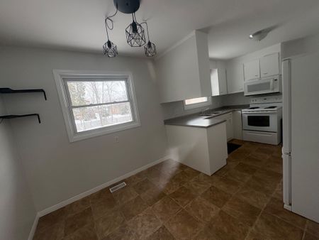 For Lease - 900 Ellesmere Avenue Unit# Upper, Peterborough, Ontario - Photo 4