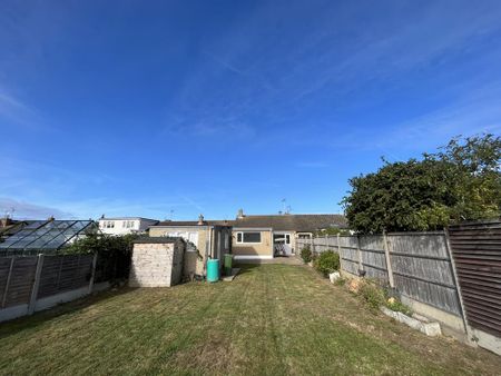 2 bedroom semi-detached bungalow to rent - Photo 4