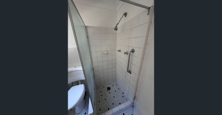 Spacious living ground floor unit in a quite street - Photo 5