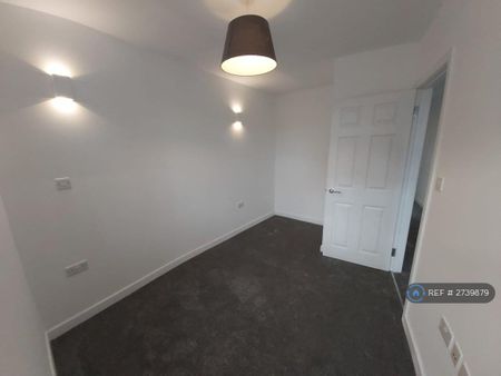 3 bedroom flat to rent - Photo 3