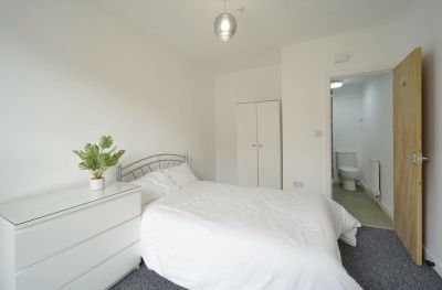 6 bedroom House in Delph Mount, Leeds - Photo 1