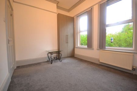 3 bedroom Flat To Let - Photo 4