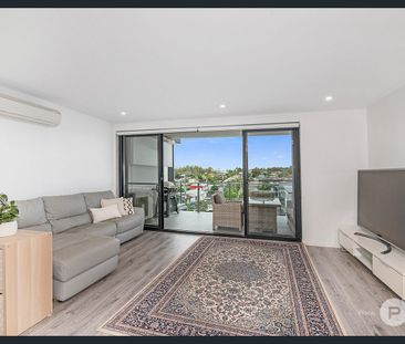 Massive Two Bedroom Apartment Close to Everything! - Photo 2