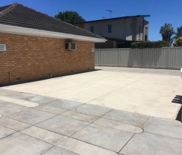 Tram /Bus to city or beach with Gym next door - Photo 6