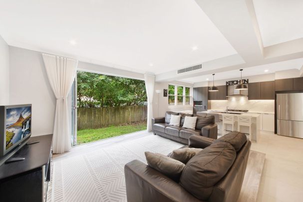 Fully renovated family living on a sun-drenched private block - Photo 1