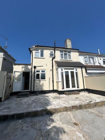 3 Bed Semi-Detached House- TO LET- Northwood HA6 - Photo 4