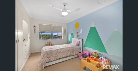 Contemporary four bedroom home including internet. - Photo 5