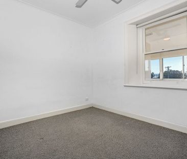 Tastefully renovated top floor two bedroom apartment - Photo 2