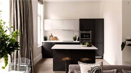 CALL FOR AVAILABILITY A unique and stylish one bedroom apartment of approximately 653 square feet. - Photo 4