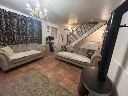 4 bedroom end of terrace house to rent - Photo 1